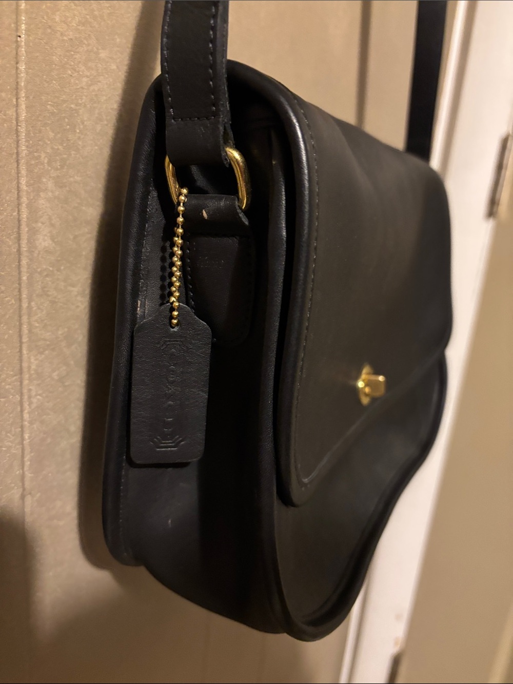 Vintage Coach City Bag Black Leather Crossbody Bag with Gold Turn-Lock - Picture 4 of 12